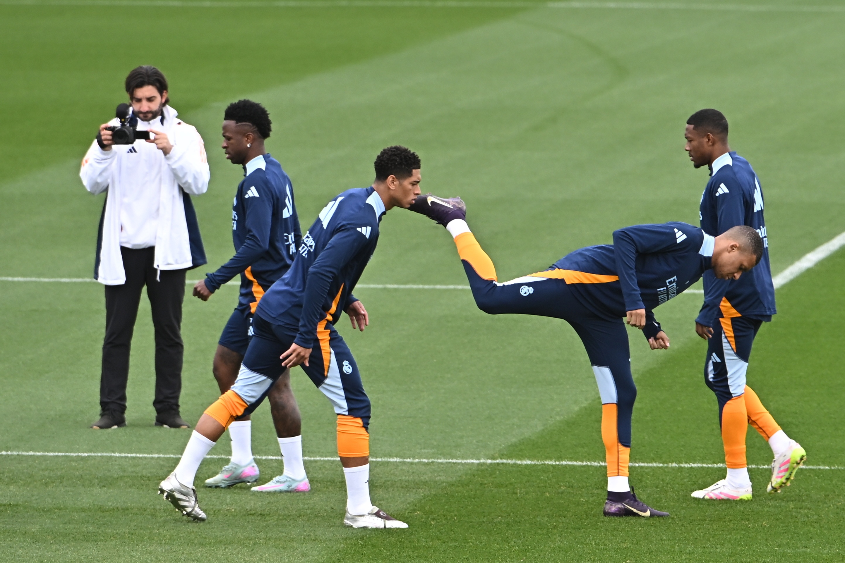 西媒：贝林和姆巴佩分别在伦敦和巴黎接受治疗，周四周五回马德里